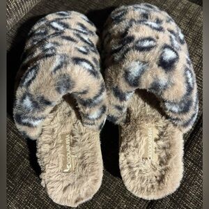 Kookaburra by Ugg slippers